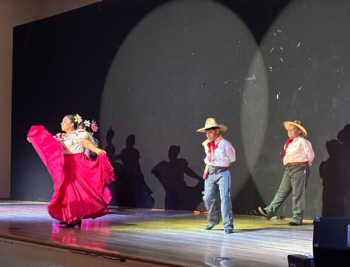 Actividad Cultural Comunitaria: Presentación dancística